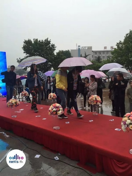 　　好友從屏幕后面走出來，他們特意從陜西、平頂山趕來為兩人送出祝福。