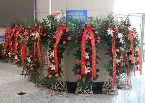 “月陽工作室”團隊成員、戲曲志愿者及社會各界送來的祝?；ɑ@