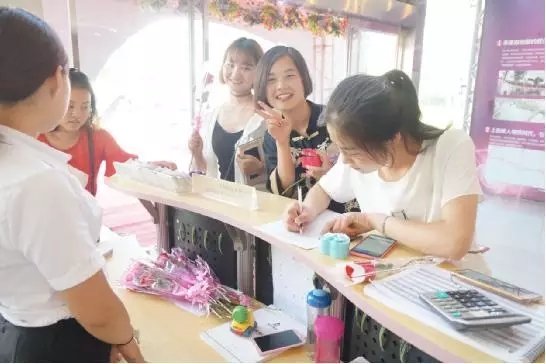 到場嘉賓均獲得巧克力一盒，女士另外還獲得獲得玫瑰花一支。