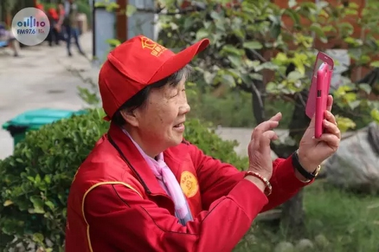 爺爺奶奶叔叔阿姨被盛運(yùn)莊園的景致吸引，紛紛拍照留影