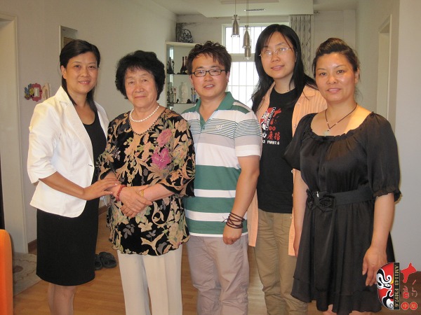 戲曲廣播記者曉雪、中國越調(diào)網(wǎng)站長郭慶璋與越調(diào)名家袁秀蓮及其徒弟合影