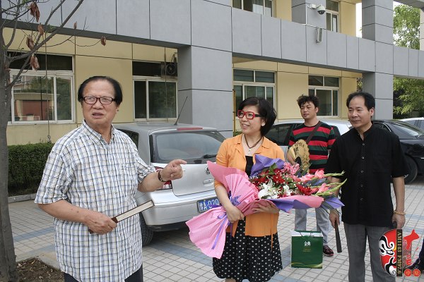  左起：著名豫劇表演藝術(shù)家賈庭聚、河南電臺(tái)戲曲廣播總監(jiān)木子、唐派再傳弟子郭志成等待看望馬云玲女士