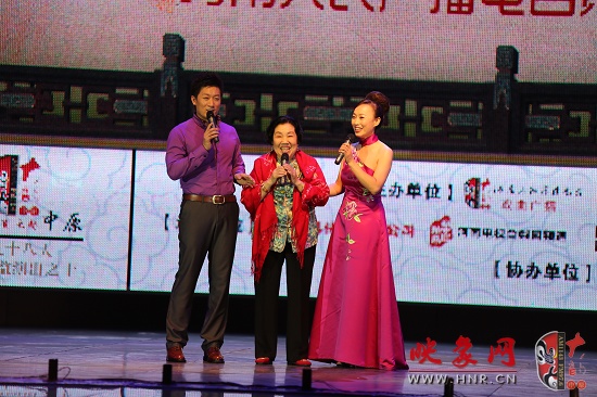 著名越調(diào)表演藝術(shù)家、越調(diào)皇后毛愛蓮（中）