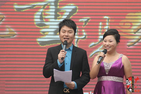 活動由著名戲曲節(jié)目主持人，河南電臺戲曲廣播當(dāng)家小生月陽（左）戲曲廣播《票友排行榜》主持人丁蘭（右）主