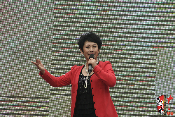 著名豫劇表演藝術(shù)家魏俊英現(xiàn)場演唱豫劇《紅菊》選段“十祝?！?、《五世請纓》選段“先王爺封我是個長壽星”