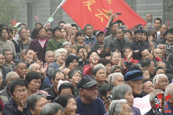 現(xiàn)場不但有敬老院的老人們，還擠滿了鄭州市的很多戲迷朋友