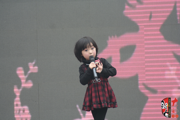 河南電視臺《梨園春》明星小擂主、河南軒逸少兒藝術(shù)培訓(xùn)中心張楚怡演唱豫劇《抬花轎》選段“從今后不當(dāng)那老