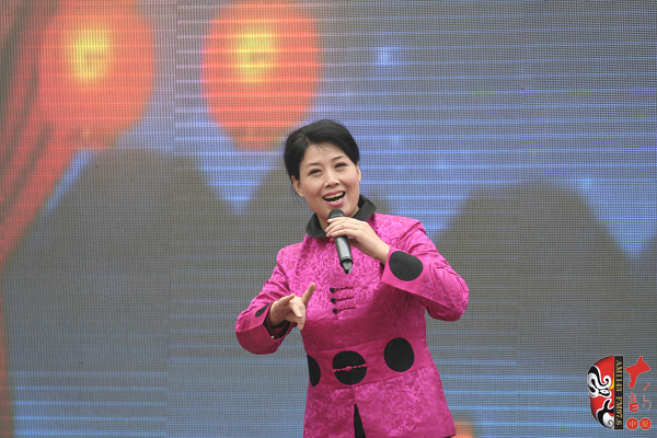 著名曲劇表演藝術(shù)家、中國戲劇梅花獎獲得者方素珍演唱曲劇《風(fēng)雪配》選段“今日是我出閨的前一天晚上”