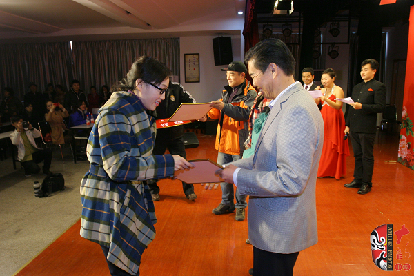 河南電臺戲曲廣播副總監(jiān)張彤、安徽戲曲廣播副總監(jiān)汪源、陜西戲曲廣播資深音樂編輯焦詠為晉級選手頒發(fā)晉級牌