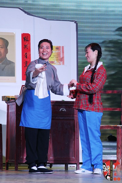 第三場，河南電臺戲曲廣播總監(jiān)木子（左）飾栓保娘，《梨園星秀場》《有你就有戲》主持人媛媛（右）飾銀環(huán)