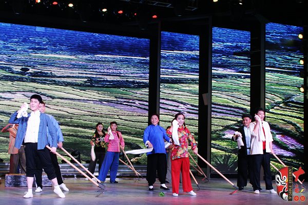 群眾勞動場面，劇中演員包含票友、專業(yè)演員、戲迷