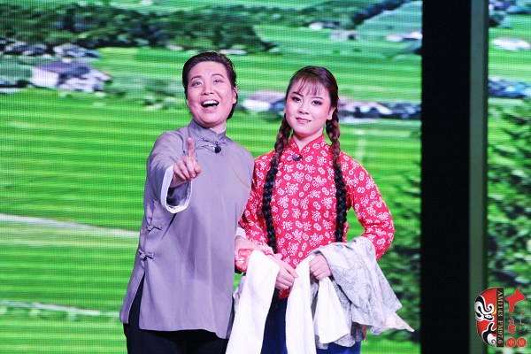 第九場，河南電臺戲曲廣播總監(jiān)木子（左）飾栓保娘，素雅青年豫劇團(tuán)劉帥毅（右）飾銀環(huán)