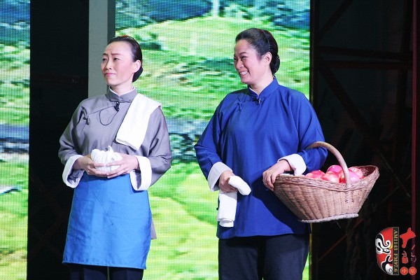 第七場，河南電臺戲曲廣播副總監(jiān)、中國播音主持金話筒獎獲得者張彤（左）飾栓保娘