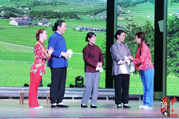 著名戲曲節(jié)目主持人、河南電臺戲曲廣播當(dāng)家小生月陽（左二）反串飾演二大娘