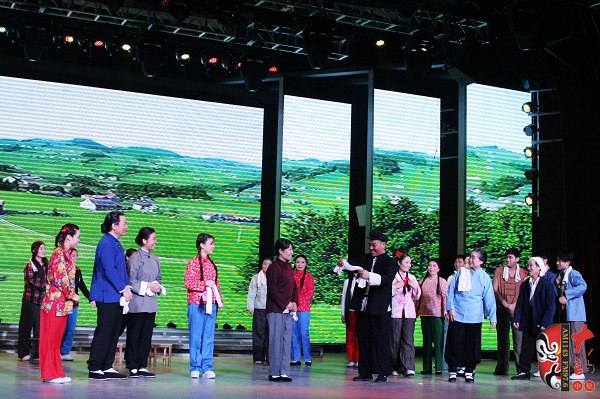 眾鄉(xiāng)親場面——包含河南電臺戲曲廣播主持人，專業(yè)戲曲演員、戲曲票友，河南電臺戲曲廣播聽眾