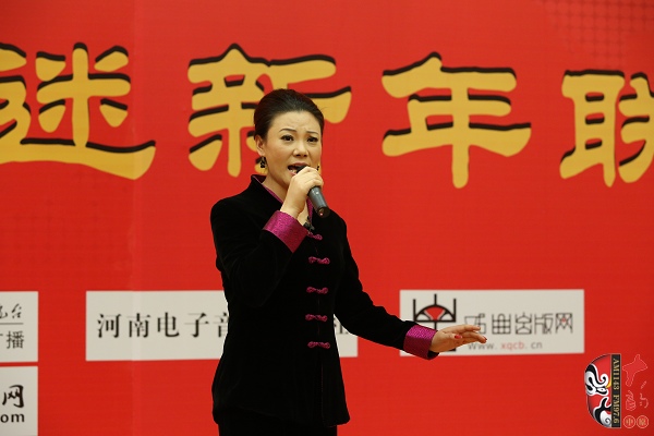 戲曲廣播主持人王唯、曉琴、丁蘭、李鋮及鄭州市曲劇團(tuán)優(yōu)秀演員張娜共同表演的小品《賣鞋》