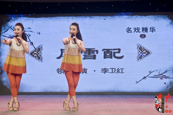 高玉明、高玉慧雙胞胎姐妹助興表演