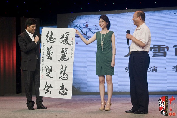 美國(guó)商會(huì)河南分會(huì)會(huì)長(zhǎng)、豫劇名票翟金城先生親自揮毫增字祝賀并當(dāng)場(chǎng)即興演出