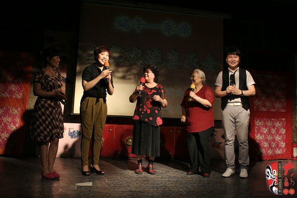 戲曲廣播總監(jiān)木子、豫劇表演藝術(shù)家楊華瑞、高潔、戲曲廣播當(dāng)家小生月陽、票友張華合作表演《朝陽溝》選段