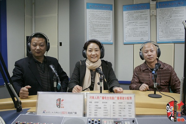 本次傳統(tǒng)古裝大戲《三哭殿》的輔導(dǎo)老師之一、著名越調(diào)演員李娟（中）及本次大戲的主要演員做客直播間