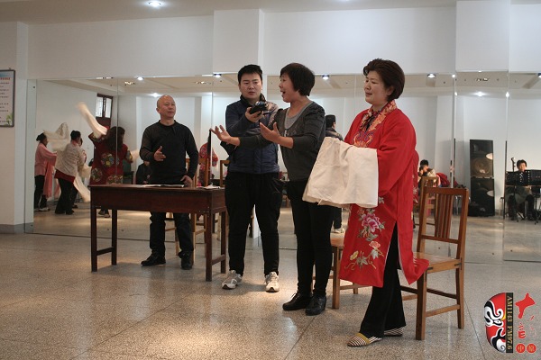 著名戲曲節(jié)目主持人、河南電臺戲曲廣播當(dāng)家小生月陽錄制現(xiàn)場花絮