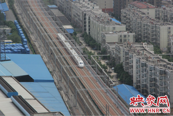 4日上午8點10分，隨著一聲汽笛長鳴，一列“子彈頭”列車緩緩駛出鄭州車站。