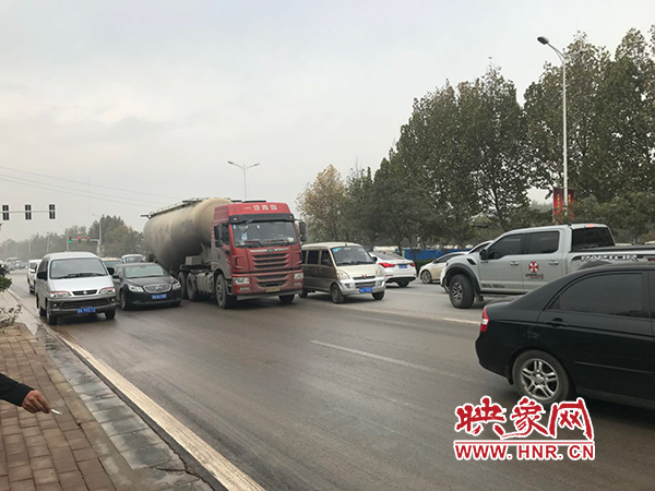 早高峰過(guò)去后車輛仍然擁擠 早高峰過(guò)去后車輛仍然擁擠