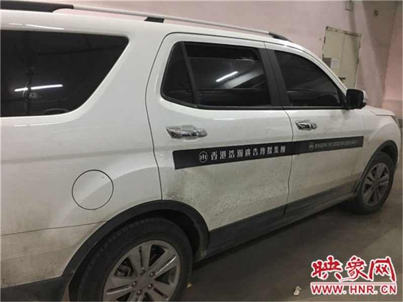 車身上按要求貼著廣告。