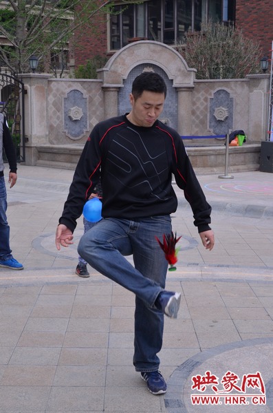 說是比賽，其實就是活力的釋放，就是開心的海洋，丟沙包、踢毽子、三人四足、滾鐵環(huán)等項目