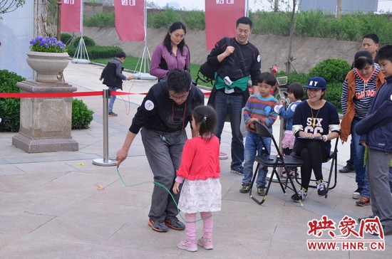 當(dāng)然啦，也有小天使現(xiàn)場跟爸比罷工的，就是不跳，弄的爸爸也哭笑不得。