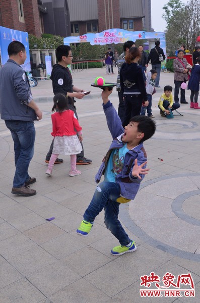 小弟弟，你玩?zhèn)€托球不用這么夸張吧，哈哈！