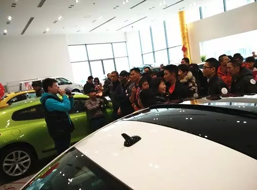 現(xiàn)場(chǎng)活動(dòng)由私家車(chē)廣播《999車(chē)生活》主播飛揚(yáng)、佳雨主持，新年呵護(hù)，溫暖你一路。