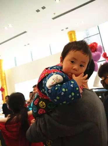 小朋友雖然你骨骼清奇，但是米、油你照樣拎不動(dòng)啊，還是乖乖的油卡拿好吧。