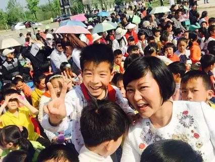 現(xiàn)場看來，陶真姐姐更是倍受孩子們的歡迎！