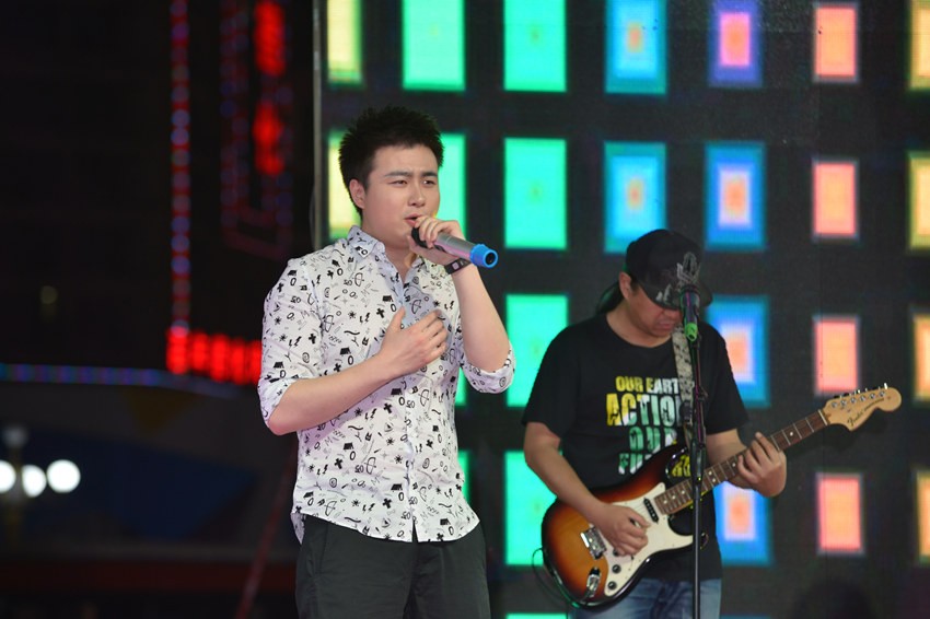 首先出場(chǎng)的是主播佳雨，一首《李白》，瞬間將現(xiàn)場(chǎng)的火熱氣氛點(diǎn)著。