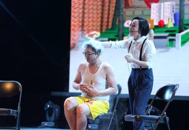 隨后一秒鐘，畫風突變，楊奕遭夢茹慘虐！