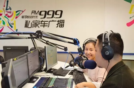 美女嘉賓來做客直播間，麥姐看莫非的眼神，嘖嘖，愛一個(gè)人是什么感覺？