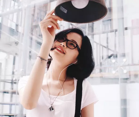 當(dāng)然，怎么能少的了美女出鏡？