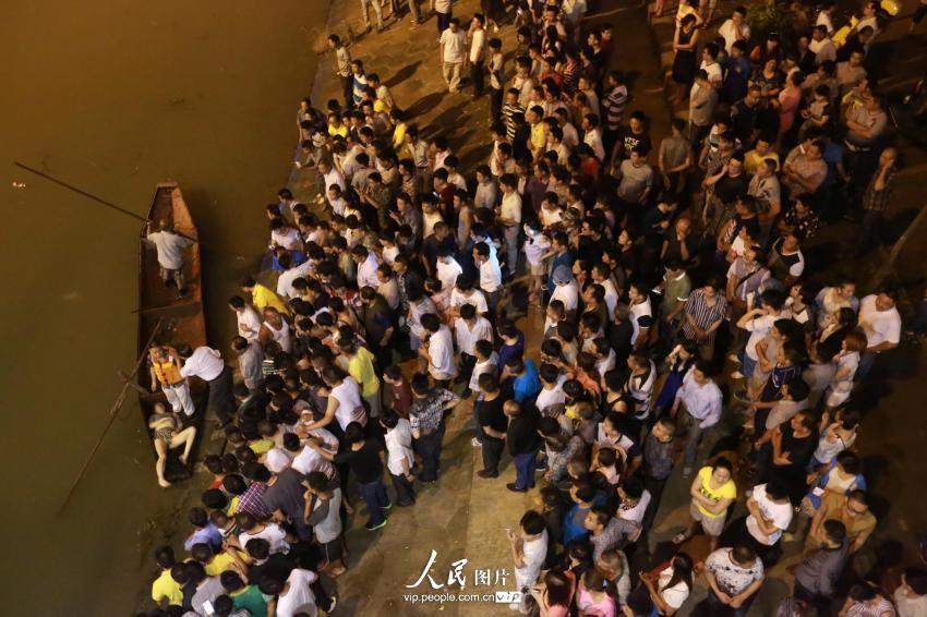 6月4日晚，湖南省婁底市二大橋跳河自殺的女子遺體被打撈上來(lái)。