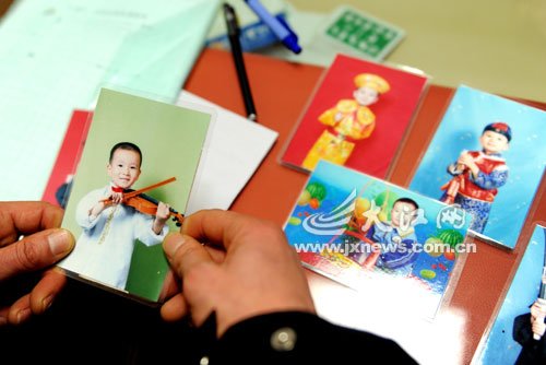 　每當(dāng)想兒子時(shí)，熊爸只有盯著照片看