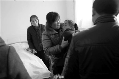 　　2月28日，薛集鎮(zhèn)秦集衛(wèi)生院一房間內(nèi)，親屬在勸哭泣的遇難者張晴的母親。