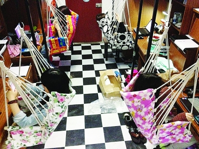 坐在宿舍里蕩秋千 坐在宿舍里蕩秋千