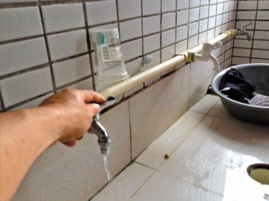 宿舍沒(méi)水學(xué)生接雨水洗澡？學(xué)校稱是學(xué)生惡作劇