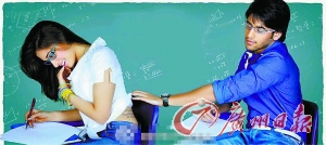 一名印度男學(xué)生正在偷看寫(xiě)在一名女學(xué)生身體上的答案 一名印度男學(xué)生正在偷看寫(xiě)在一名女學(xué)生身體上的答案