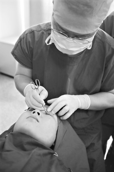 90后大學生整形扎堆在暑假 應屆生整形多為求職 90后大學生整形扎堆在暑假 應屆生整形多為求職