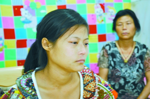 王學鳳望著女兒，一言不發(fā)