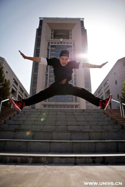 西安交大學(xué)生在學(xué)校各個(gè)角落做出舞蹈動(dòng)作 西安交大學(xué)生在學(xué)校各個(gè)角落做出舞蹈動(dòng)作