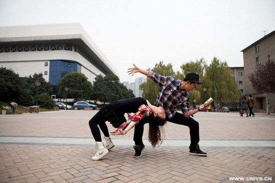 在教學(xué)樓前跳舞 在教學(xué)樓前跳舞