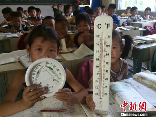 6月3日，下午四點，昆明市東川區(qū)因民鎮(zhèn)中心學校一年級教室溫度達到44℃