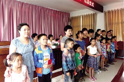 身后的“代理媽媽”，使留守兒童的身心有了依靠